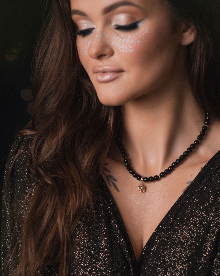 Facetuoto onikso vėrinys su aukso ar sidabro spalvos drambliuku (TMVER20) 